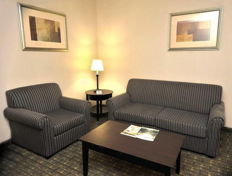Ramada By Wyndham Newburgh/West Point Hotel Exterior foto